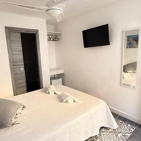Santorini Guest house 3*